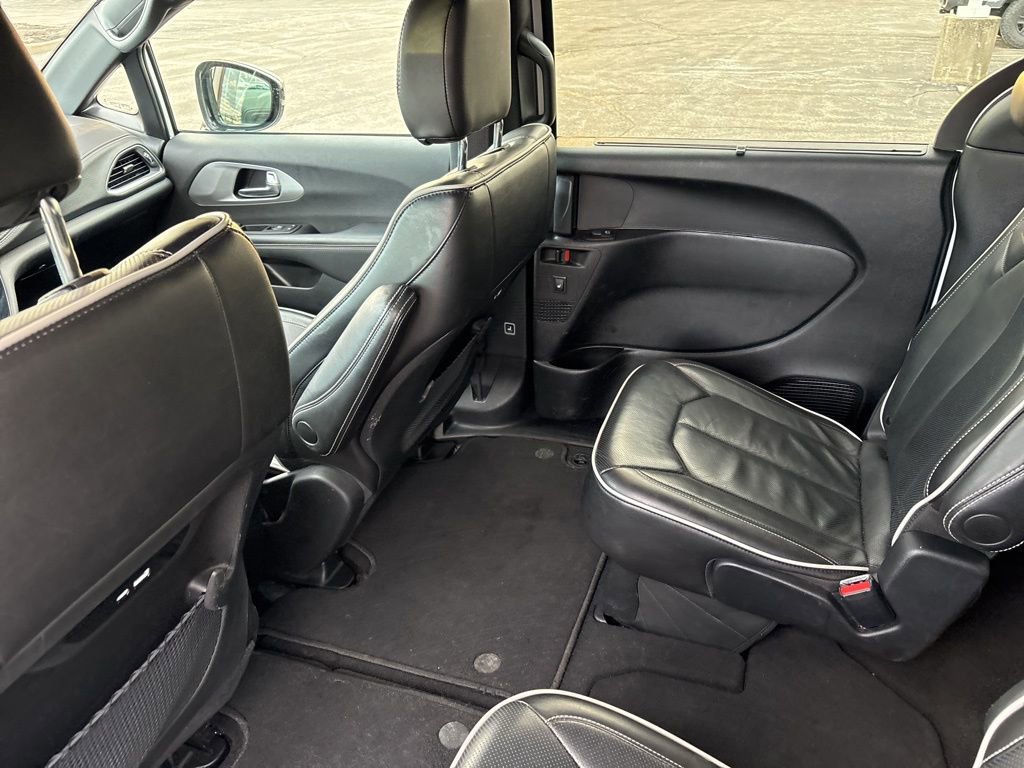 Used 2025 Chrysler Pacifica Limited image 18