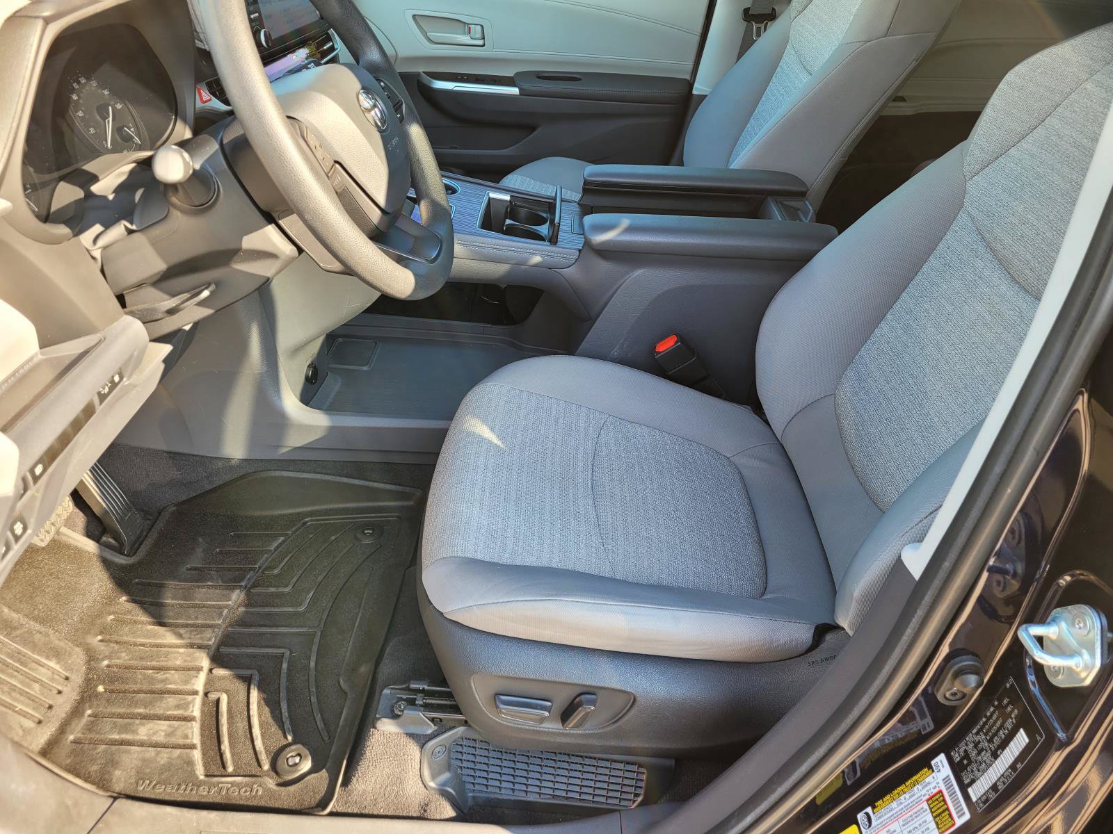 Used 2023 Toyota Sienna LE w/ LE Plus Package FWD image 3