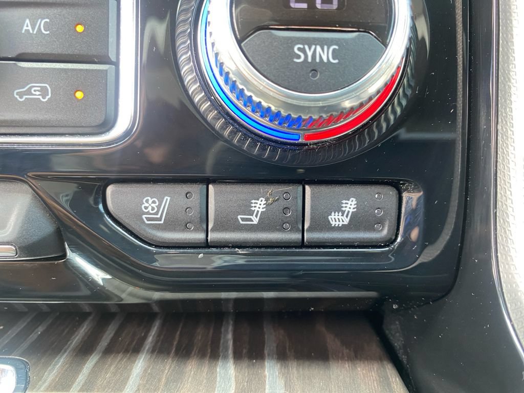 Used 2024 GMC Yukon XL Denali AWD/4WD image 28
