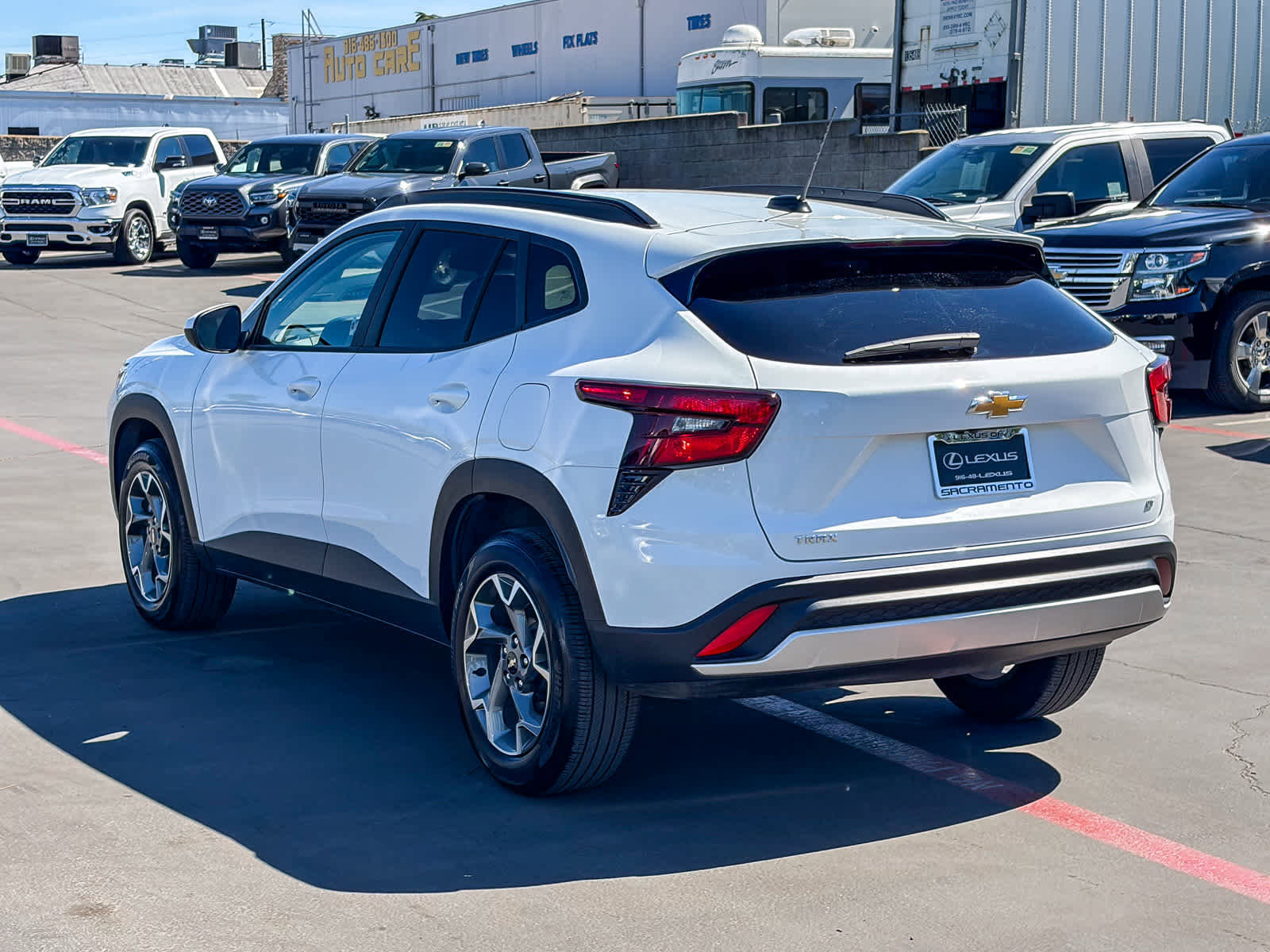Used 2025 Chevrolet Trax LT FWD image 2