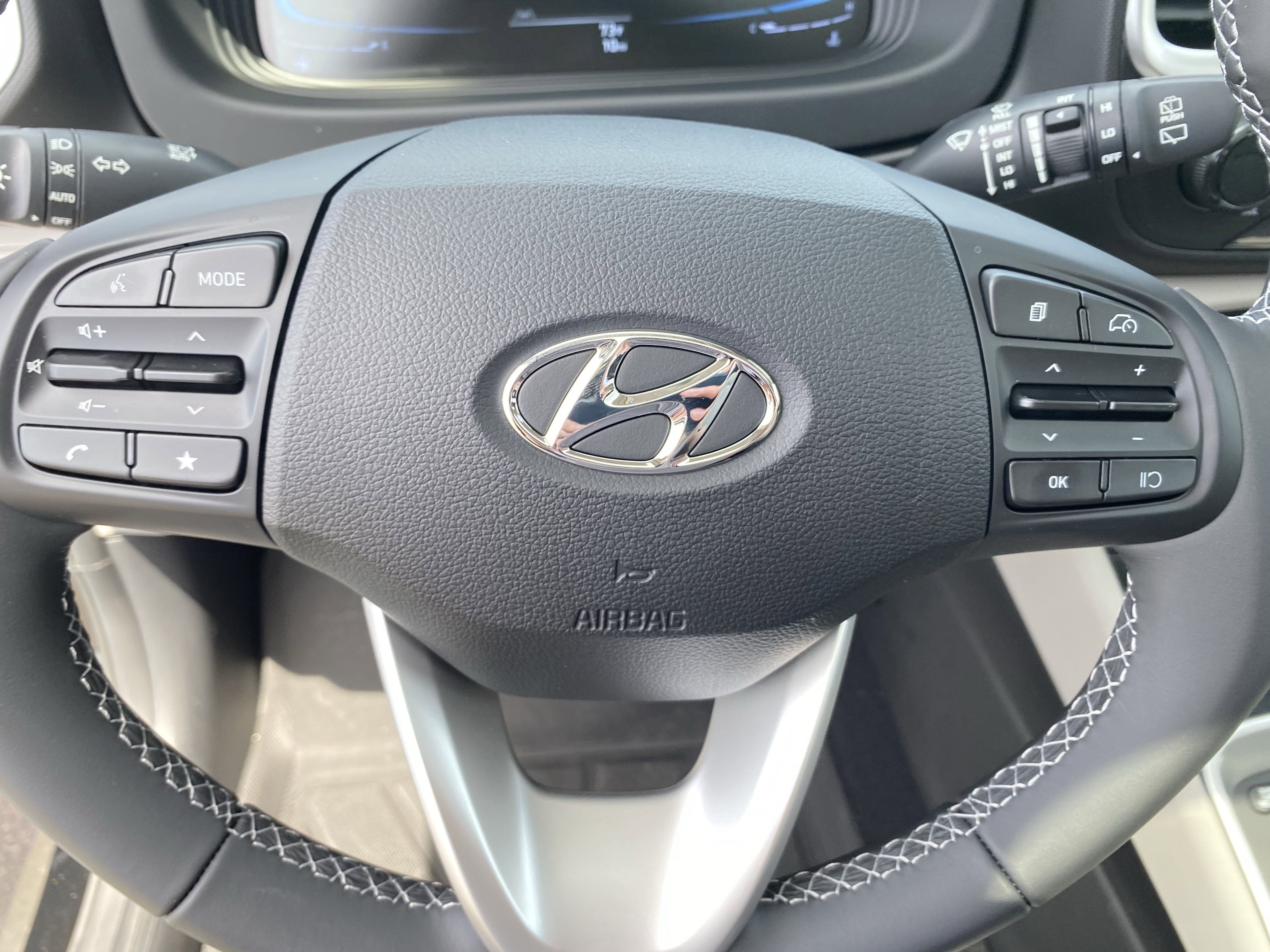 Certified 2025 Hyundai Venue SEL image 17