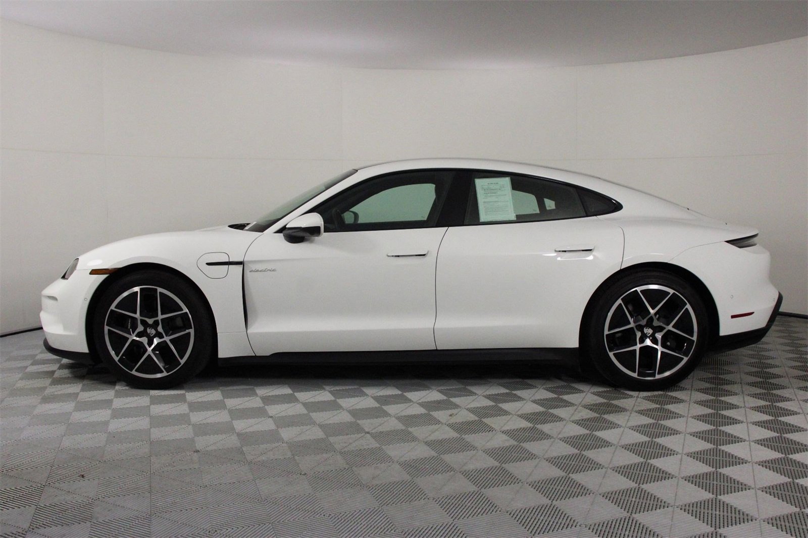 Used 2025 Porsche Taycan image 2