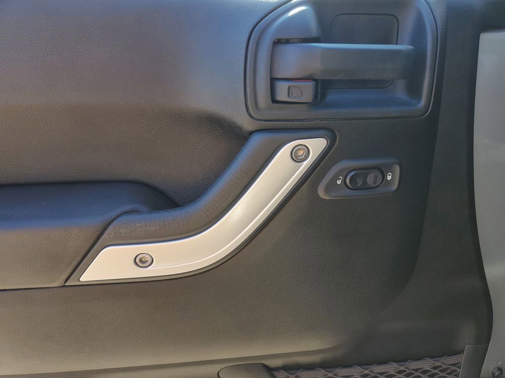 Used 2017 Jeep Wrangler Unlimited Sahara w/ Connectivity Group image 11