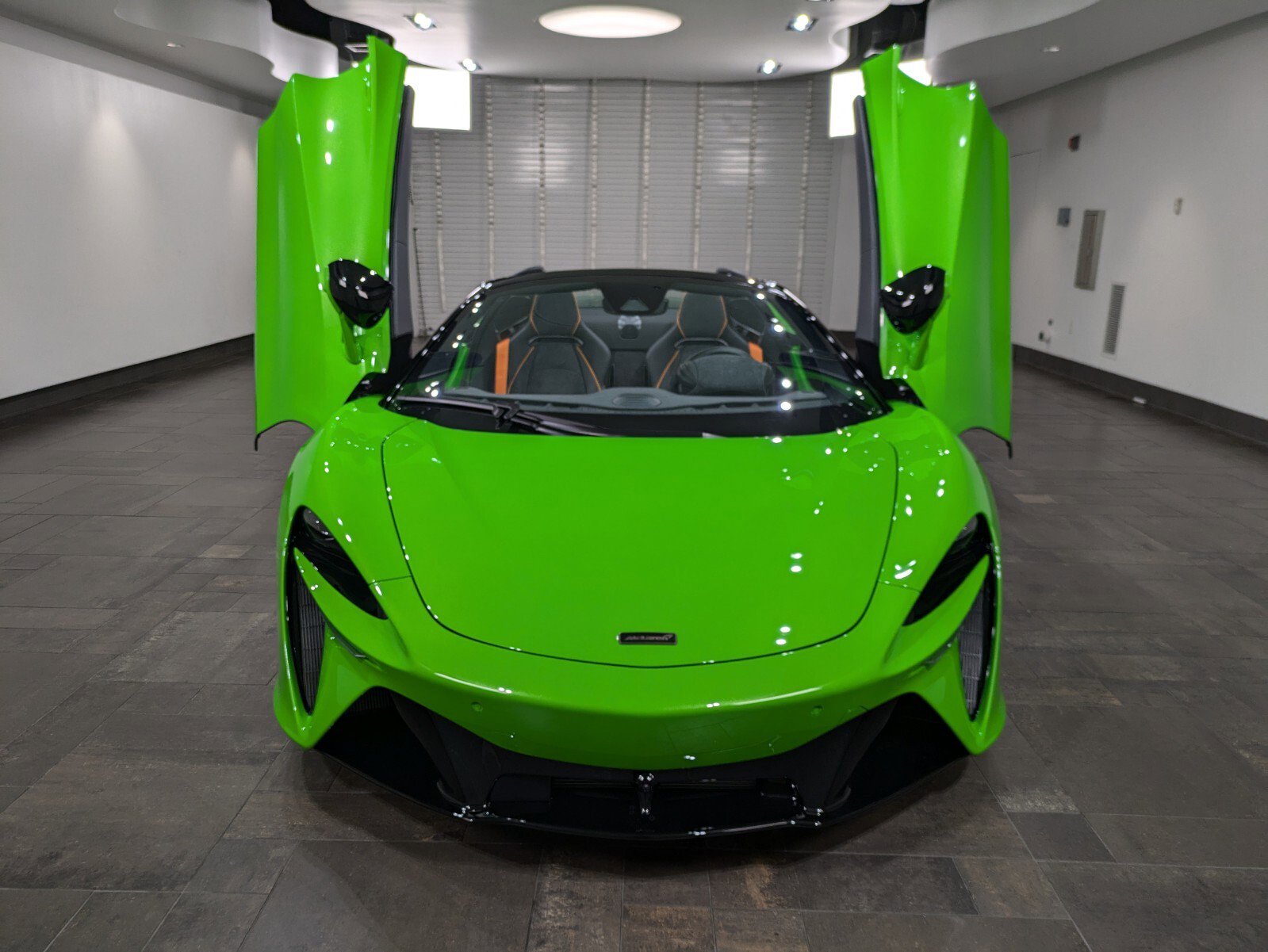 Used 2025 McLaren Artura Spider image 25