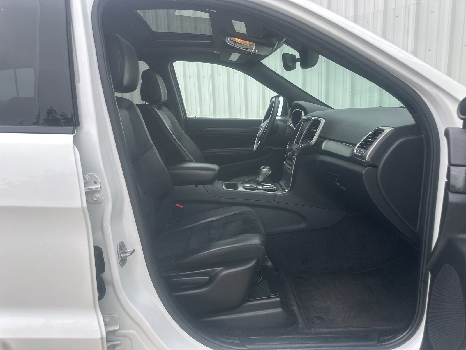 Used 2018 Jeep Grand Cherokee Altitude RWD image 16