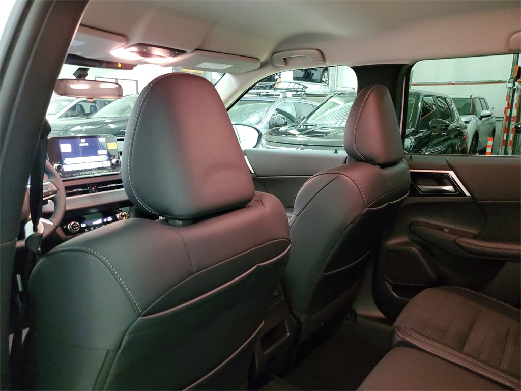 New 2025 Mitsubishi Outlander SE image 14