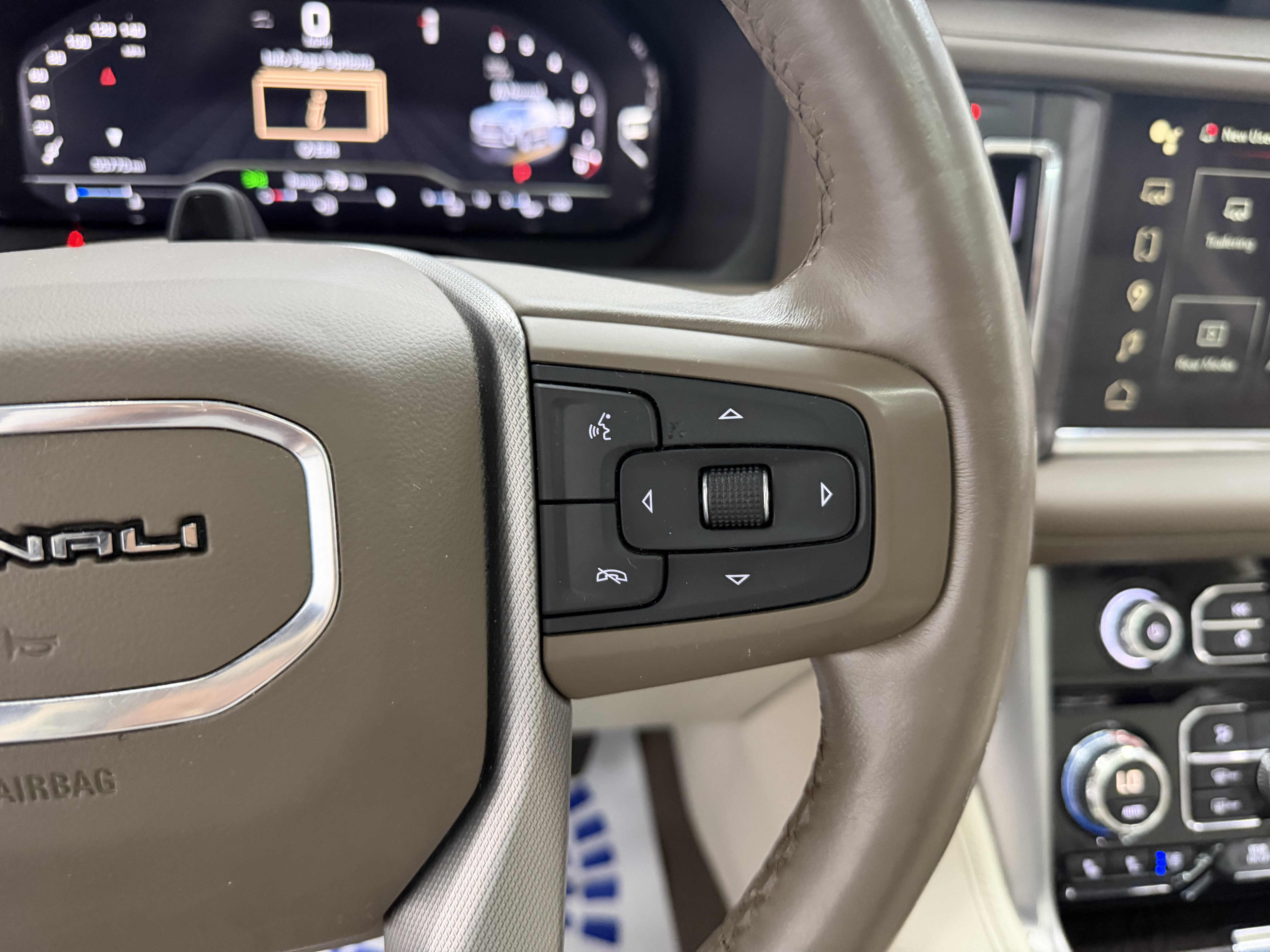 Used 2023 GMC Yukon Denali w/ Advanced Technology Package AWD/4WD image 21