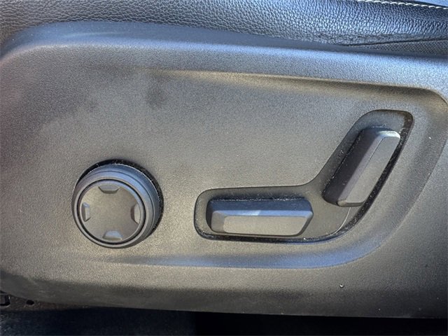 Used 2021 Volvo XC40 T4 Momentum image 26