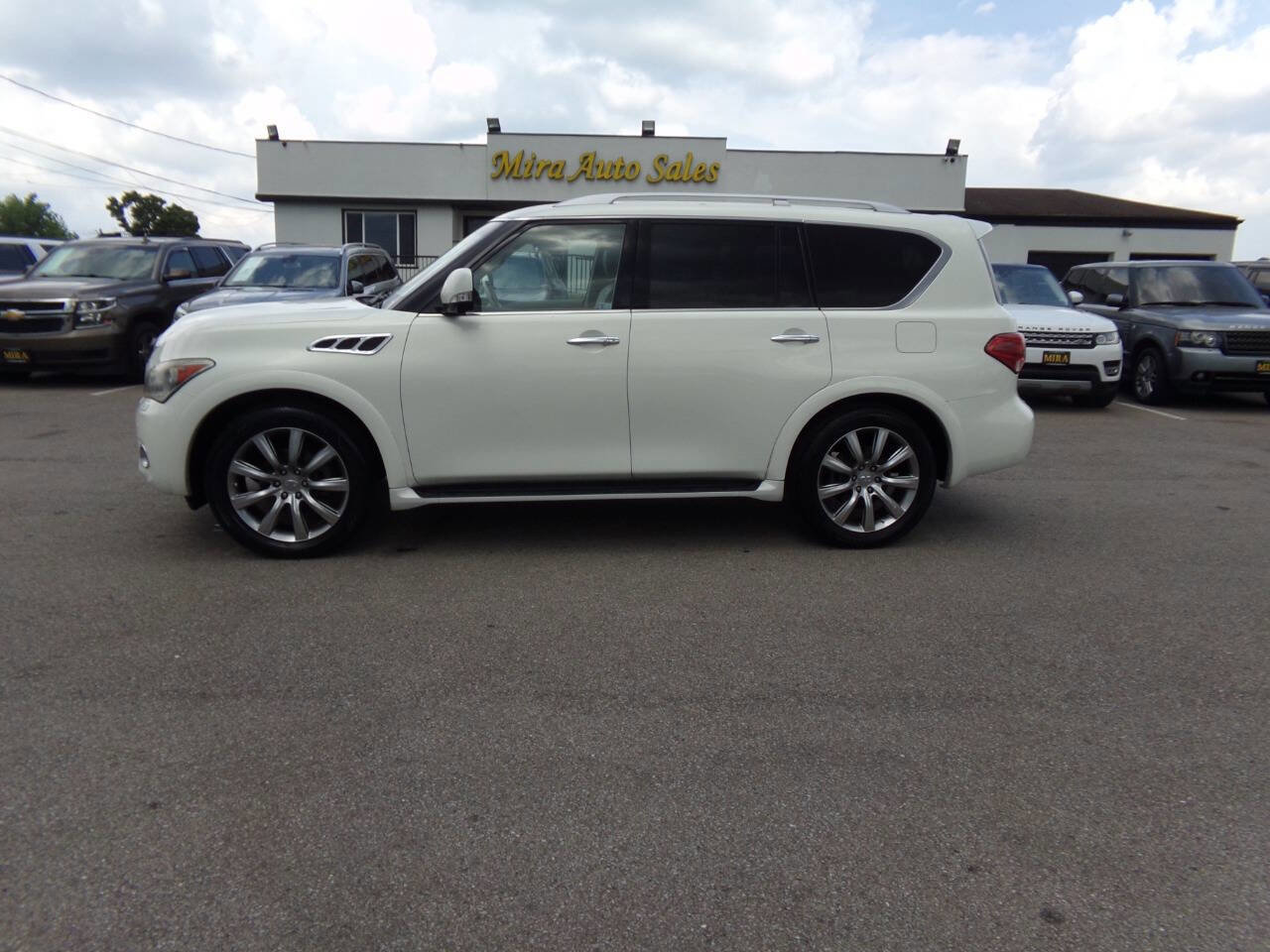 Used 2013 INFINITI QX56 4WD w/ Deluxe Touring Pkg image 3