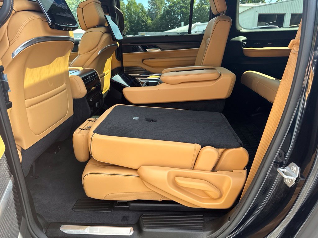 Used 2025 Jeep Grand Wagoneer L Series III w/ Rear Seat Video Group 1 AWD/4WD image 27