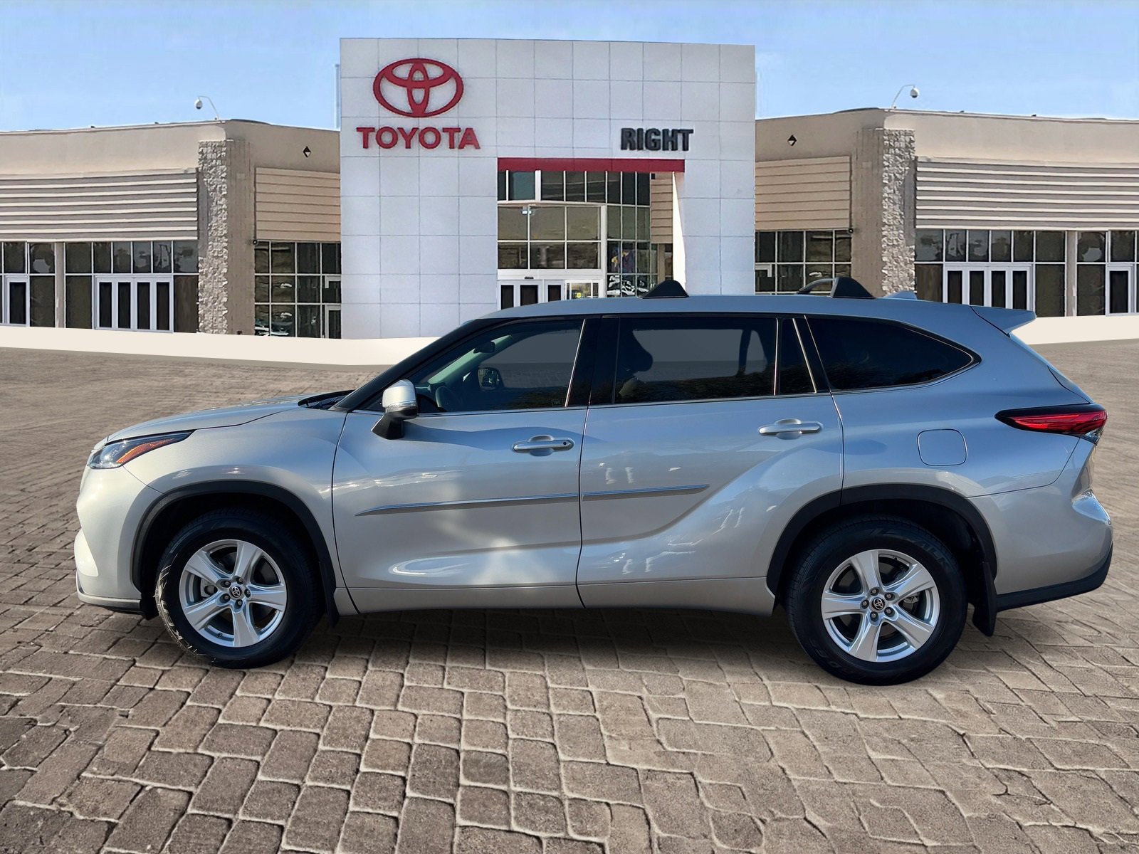 Certified 2021 Toyota Highlander L image 3