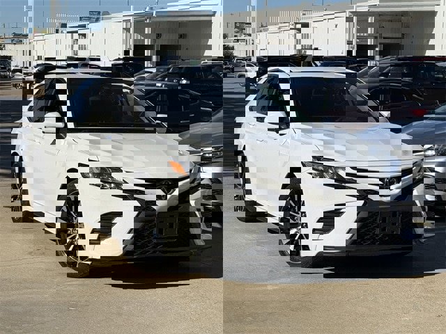 Used 2020 Toyota Camry SE image 2