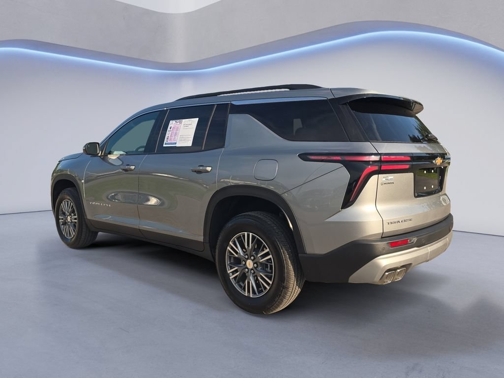 Used 2026 Chevrolet Traverse LT FWD image 3