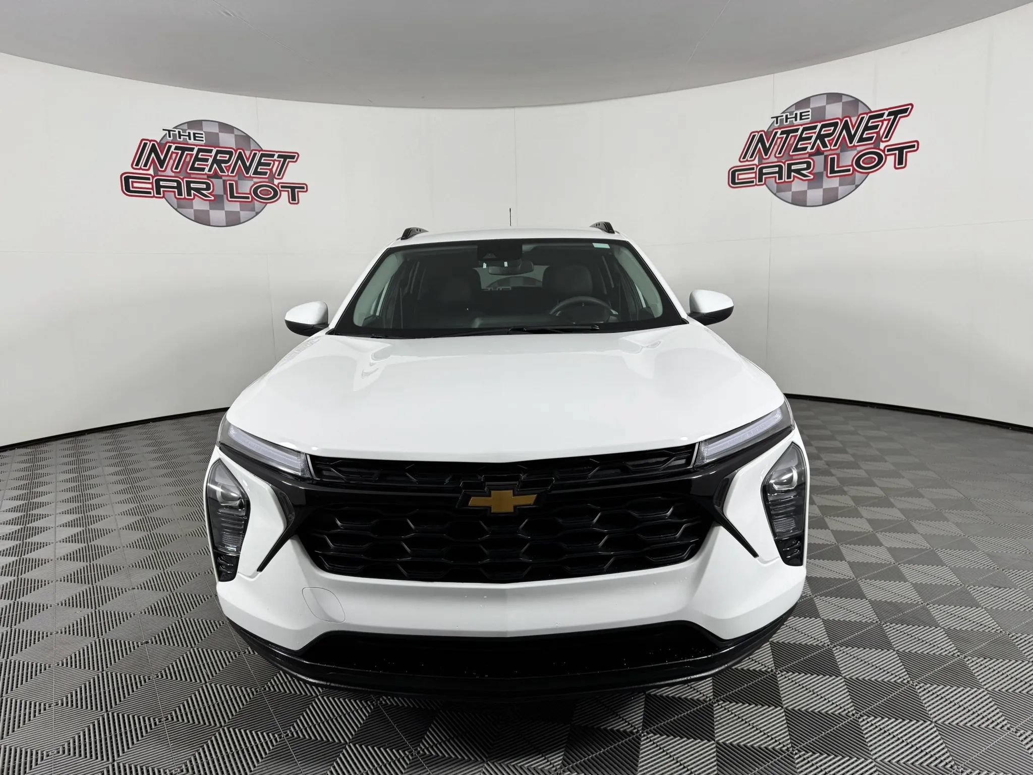 Used 2026 Chevrolet Trax LT FWD image 2