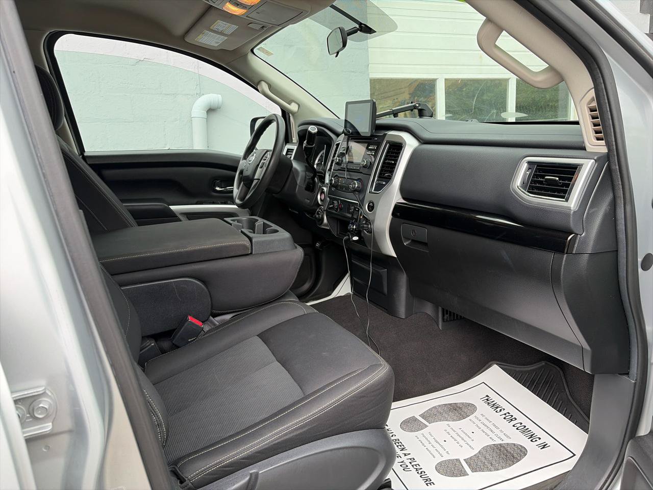 Used 2017 Nissan Titan SV AWD/4WD image 17