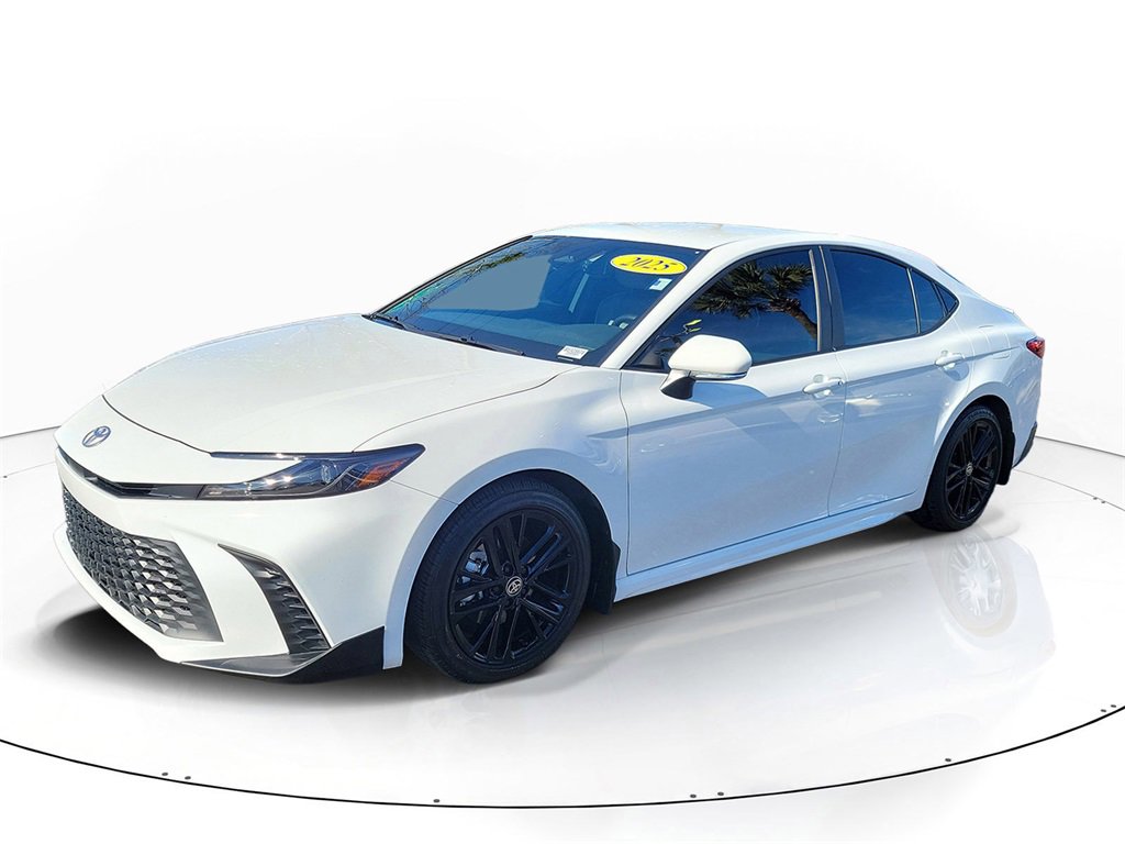 Used 2025 Toyota Camry SE image 2