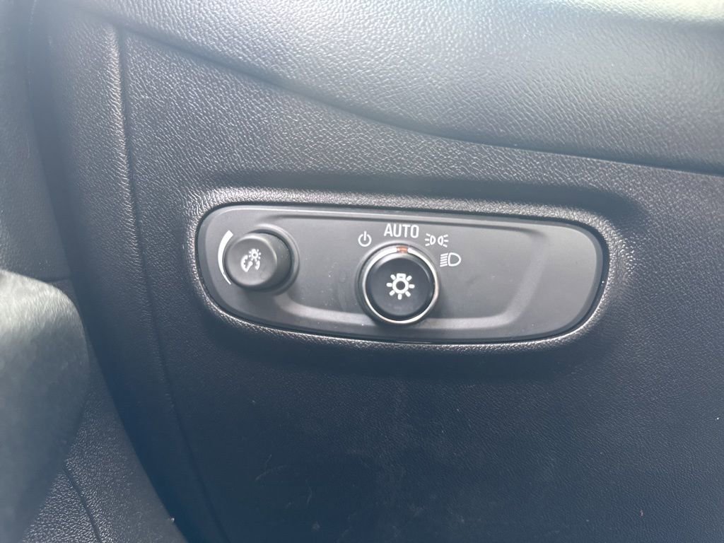 Used 2018 Chevrolet Equinox LT image 16