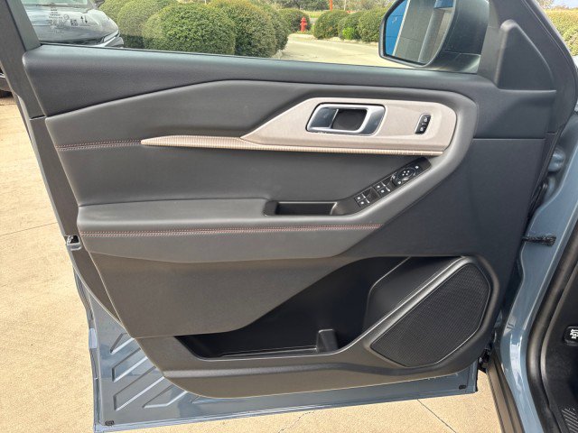 Used 2025 Ford Explorer Active image 4