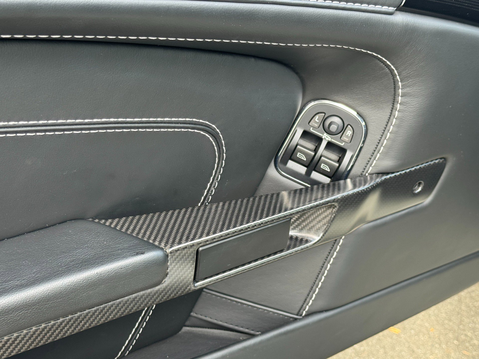 Used 2015 Aston Martin DB9 Coupe image 29