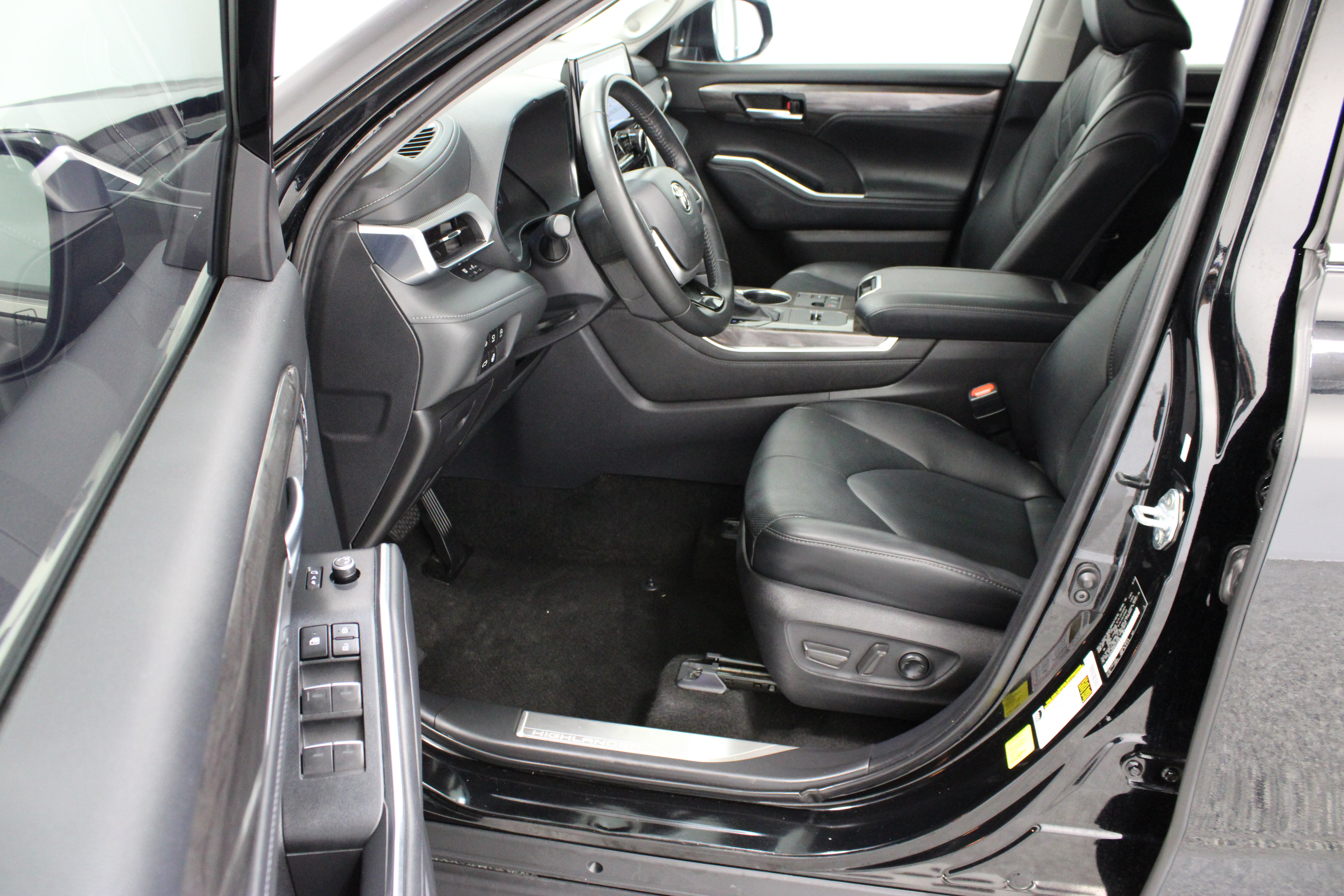 Used 2024 Toyota Highlander Platinum FWD image 14