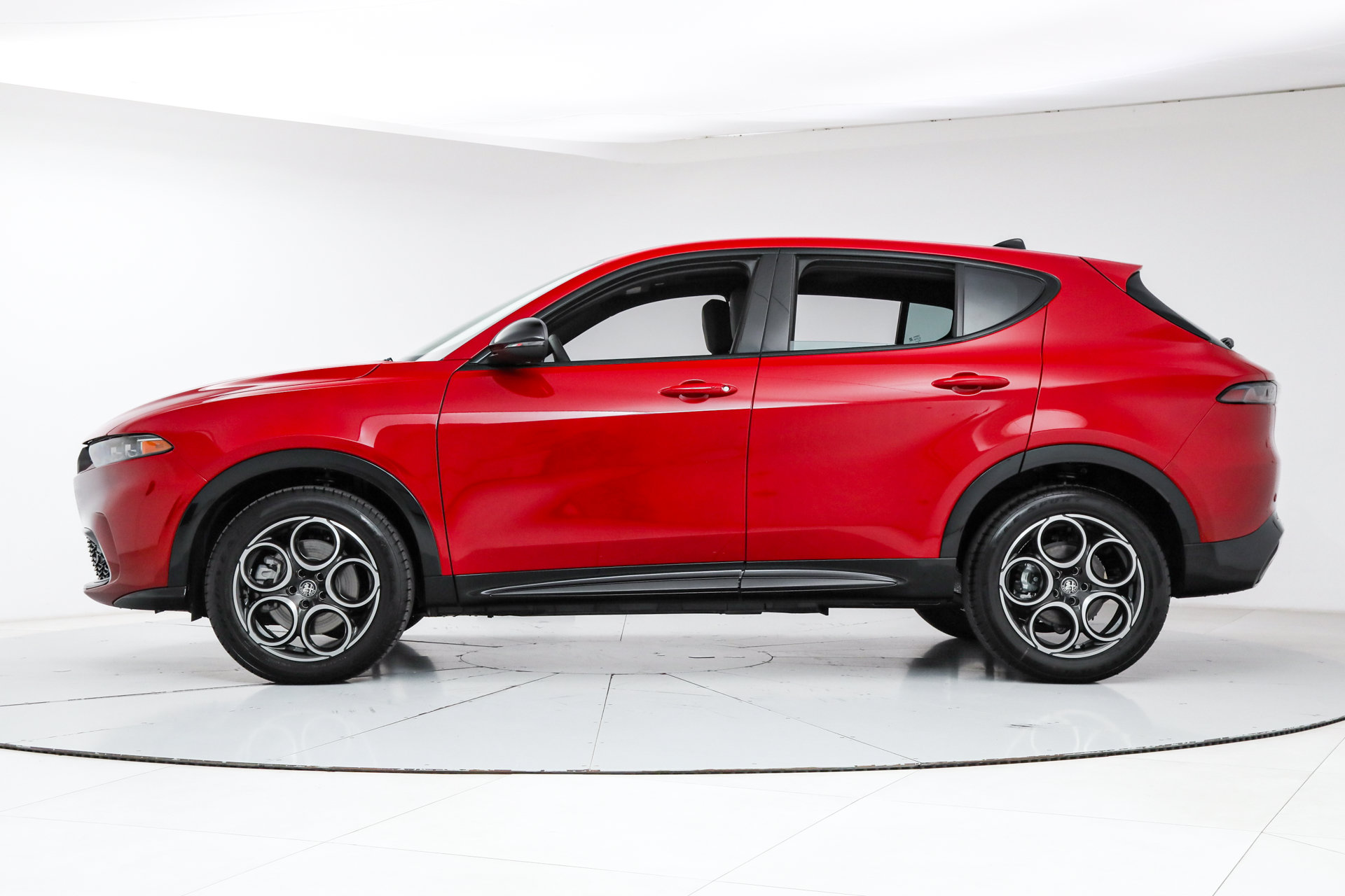 New 2025 Alfa Romeo Tonale w/ Premium Package AWD/4WD image 2