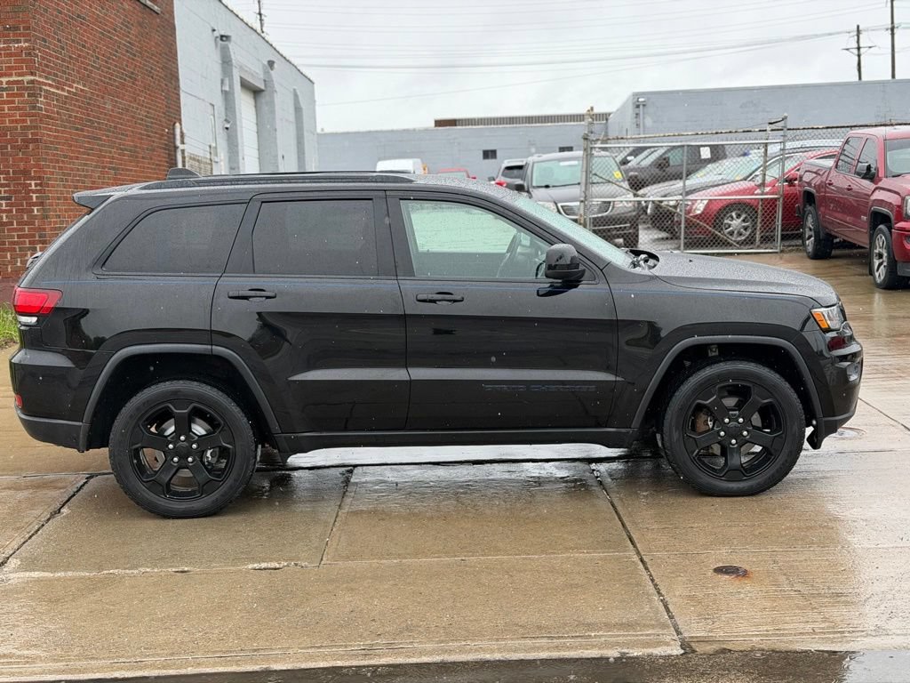 Used 2019 Jeep Grand Cherokee Laredo AWD/4WD image 4