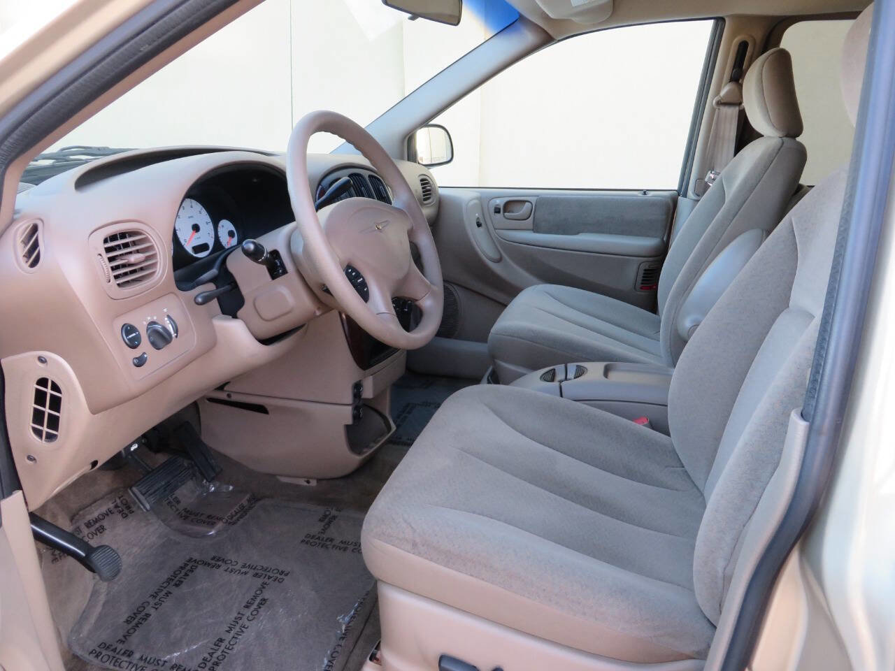 Used 2001 Chrysler Town & Country LX image 9