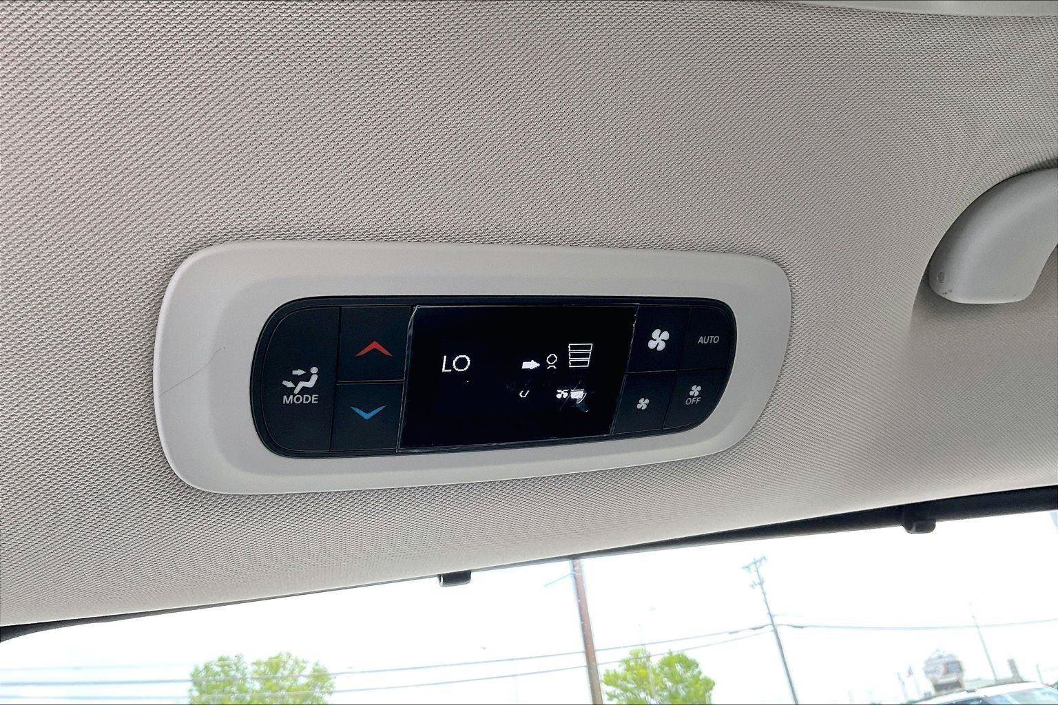 Used 2019 Chrysler Pacifica Touring-L w/ Tire & Wheel Group FWD image 32