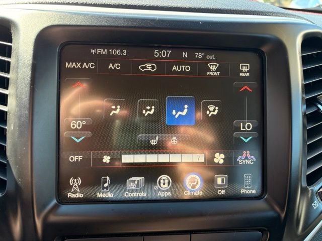 Used 2017 Jeep Cherokee Trailhawk w/ Comfort/Convenience Group AWD/4WD image 3