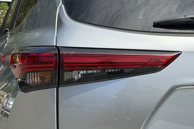 Used 2023 Toyota Highlander XLE FWD image 41