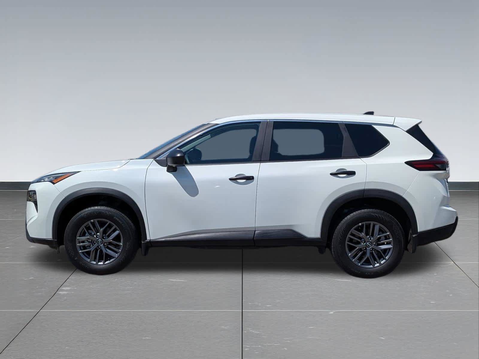Used 2025 Nissan Rogue S AWD/4WD image 2