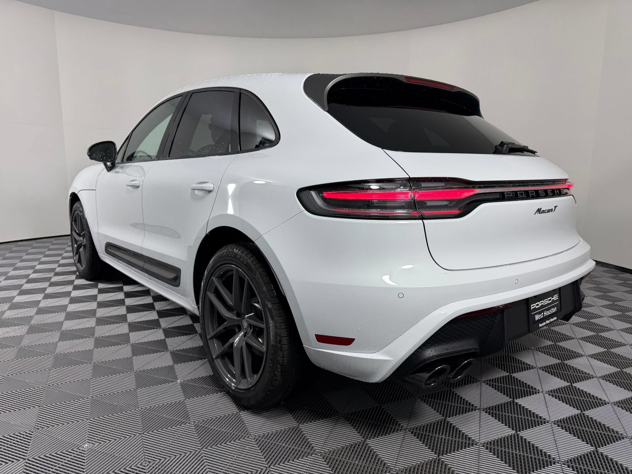 New 2026 Porsche Macan AWD/4WD image 3