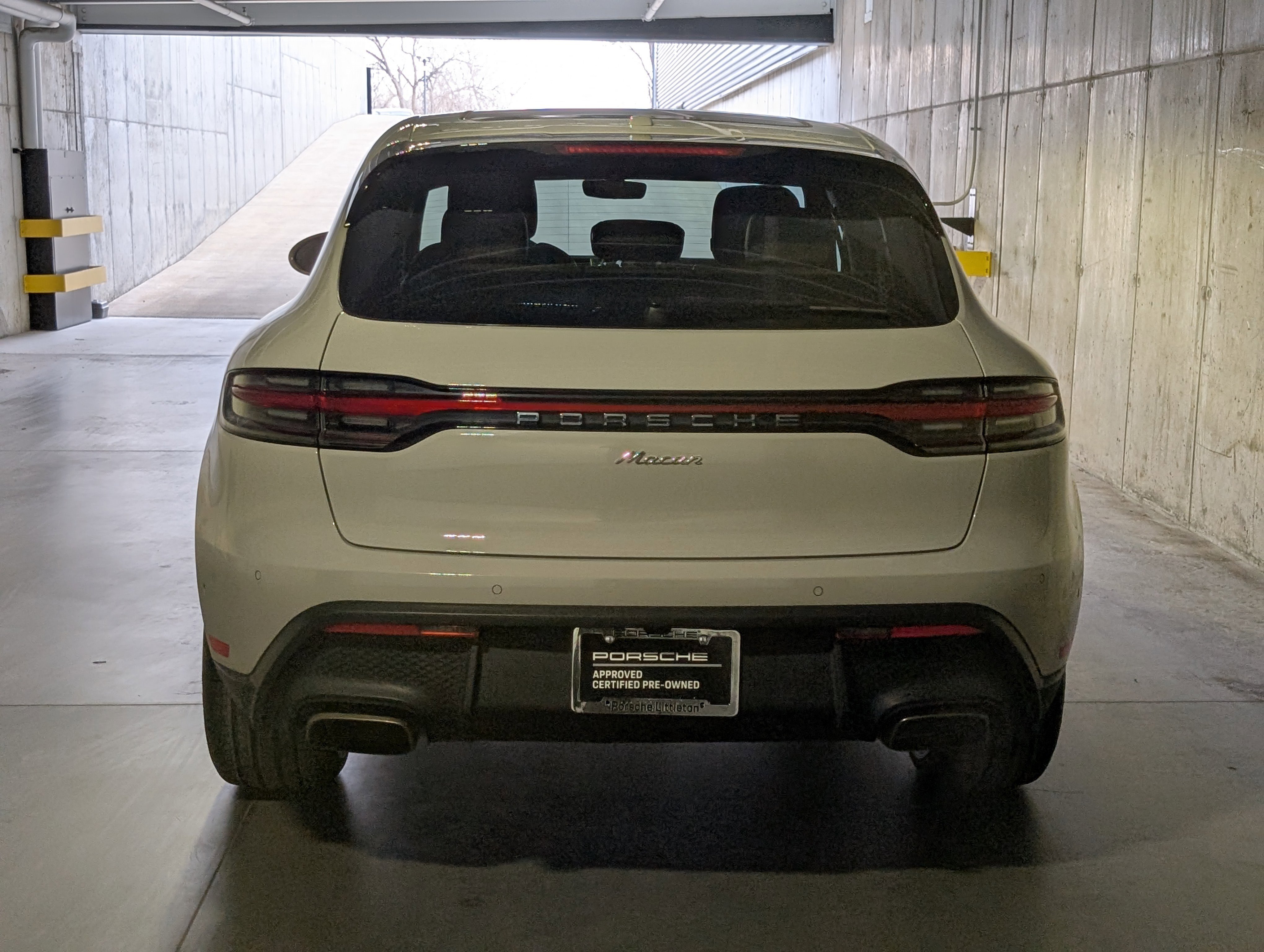 Certified 2022 Porsche Macan image 8