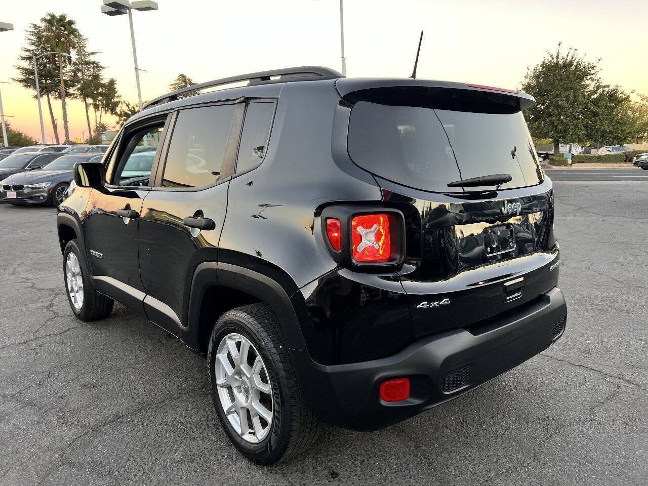 Used 2020 Jeep Renegade Sport w/ Sport Appearance Group AWD/4WD image 4