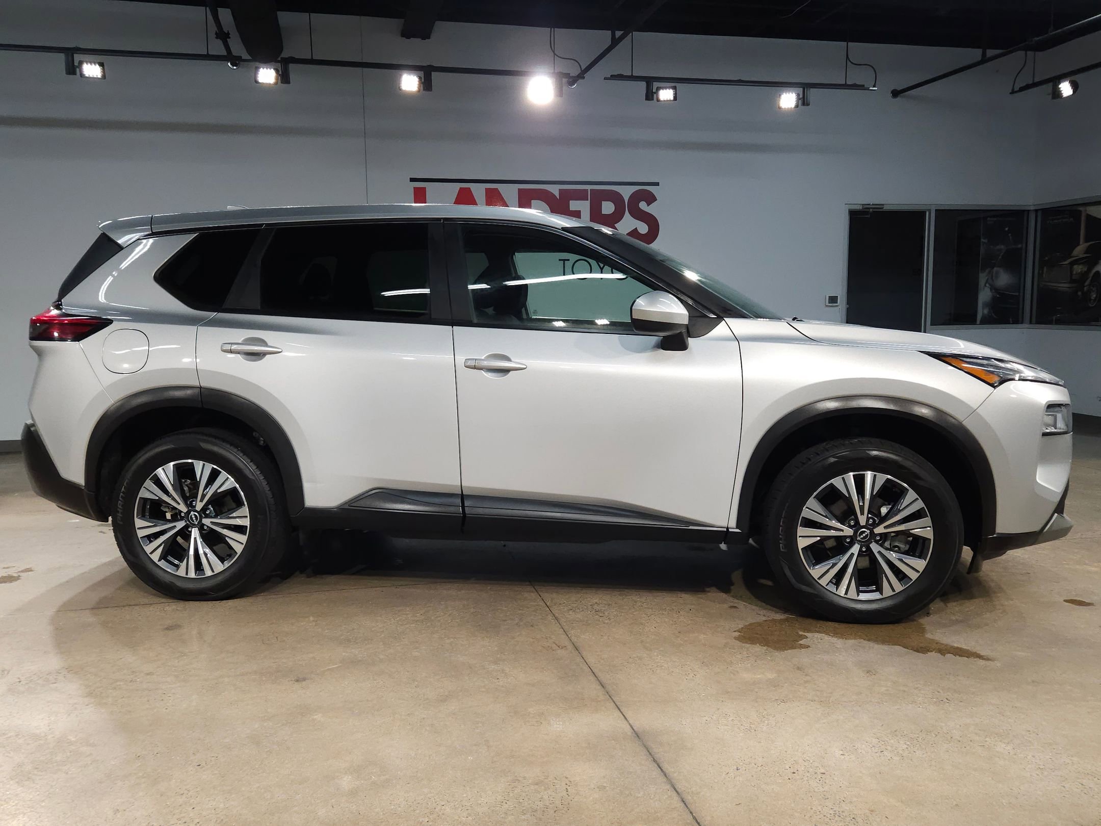 Used 2023 Nissan Rogue SV image 8