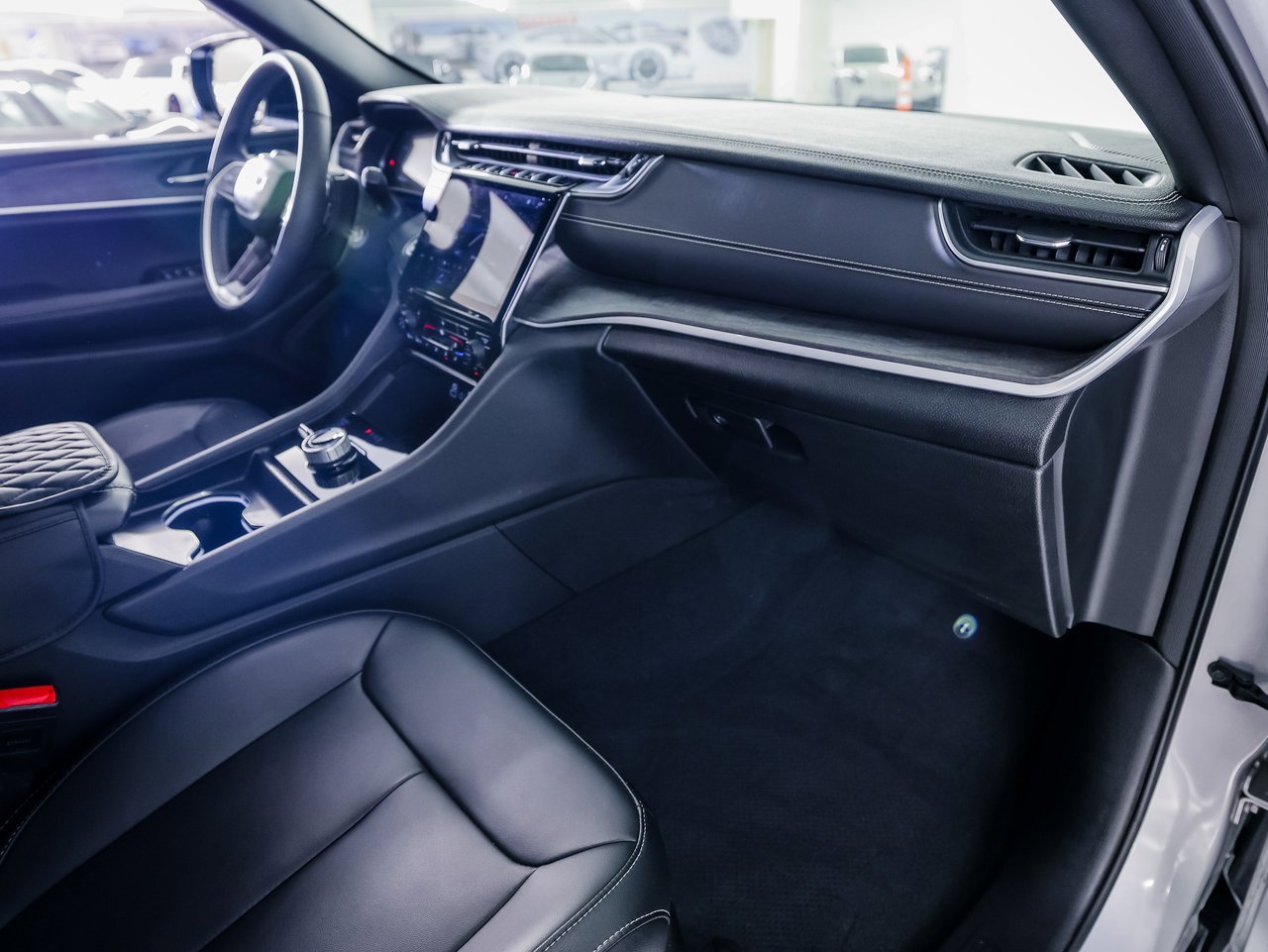 Used 2024 Jeep Grand Cherokee Limited w/ Black Appearance Package image 28