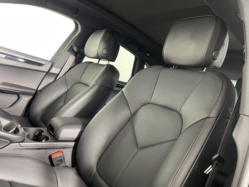 Certified 2025 Porsche Macan image 5