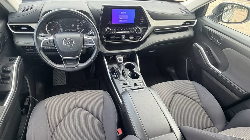 Used 2024 Toyota Highlander LE AWD/4WD image 13