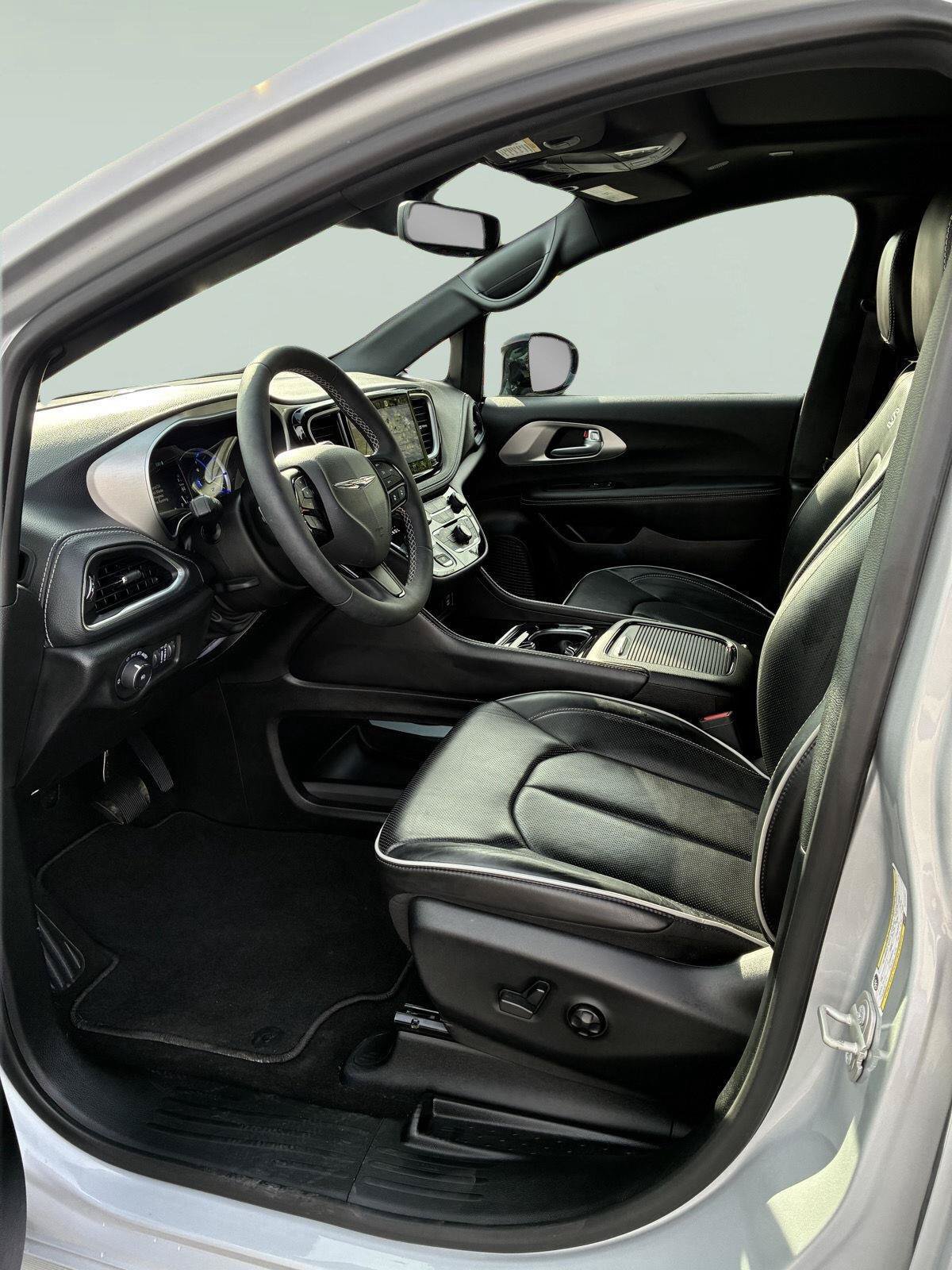 Used 2024 Chrysler Pacifica Premium FWD image 22