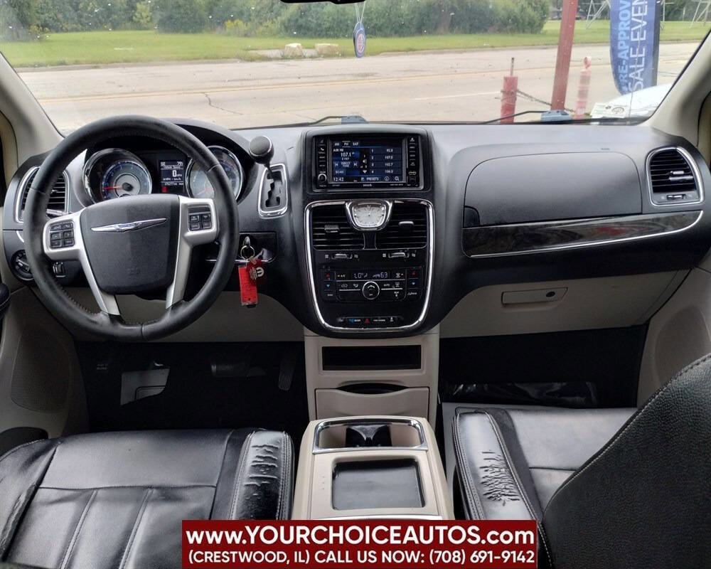 Used 2015 Chrysler Town & Country Touring image 35