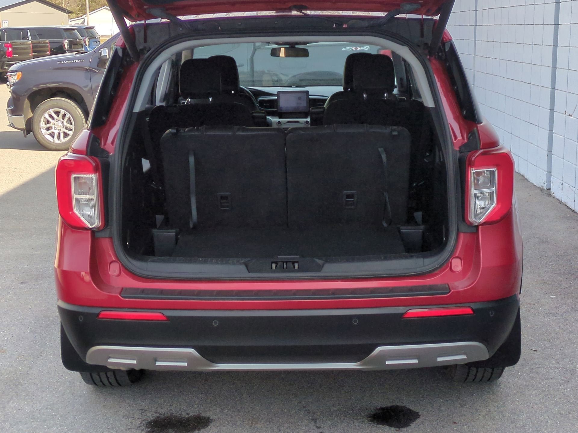 Used 2022 Ford Explorer XLT w/ Equipment Group 202A AWD/4WD image 25