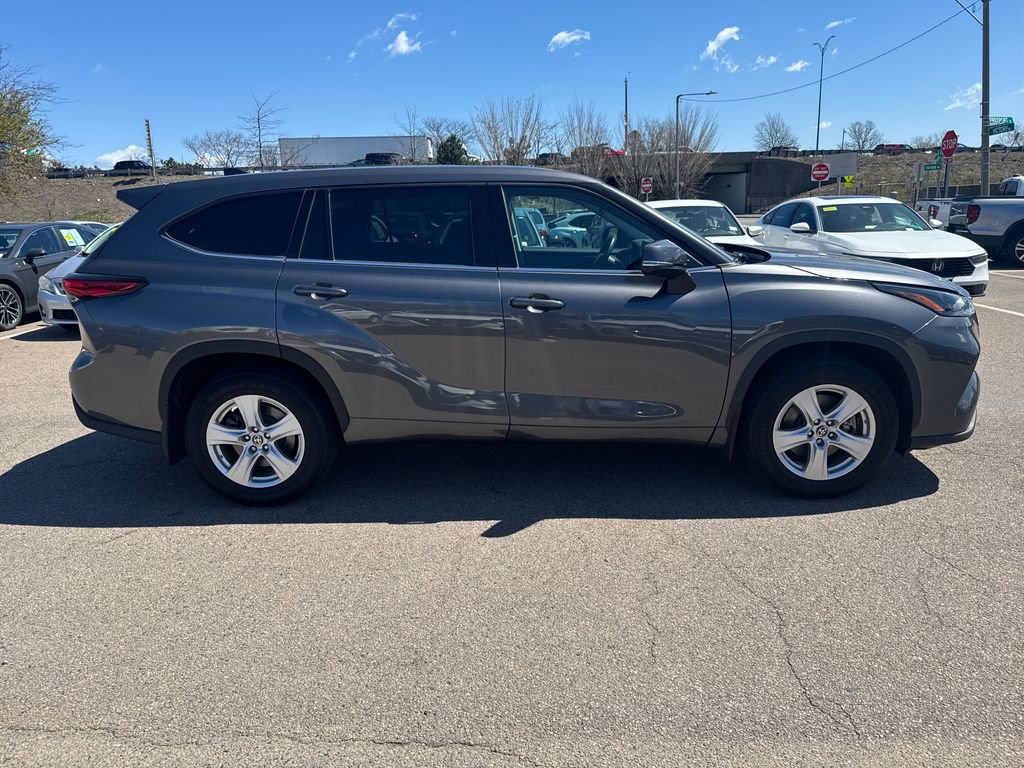 Used 2022 Toyota Highlander LE AWD/4WD image 8