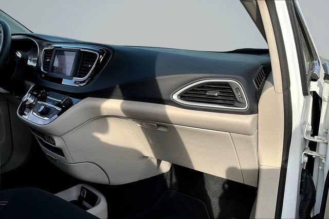 Used 2022 Chrysler Voyager LX FWD image 26