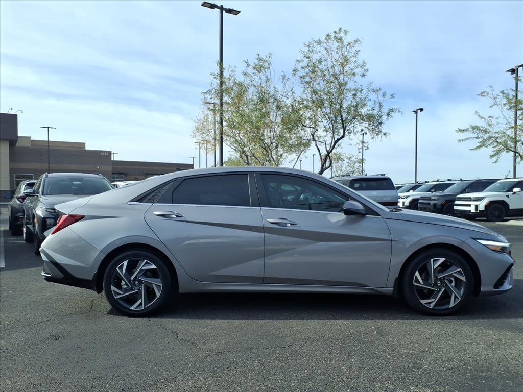 Certified 2025 Hyundai Elantra Limited FWD image 7