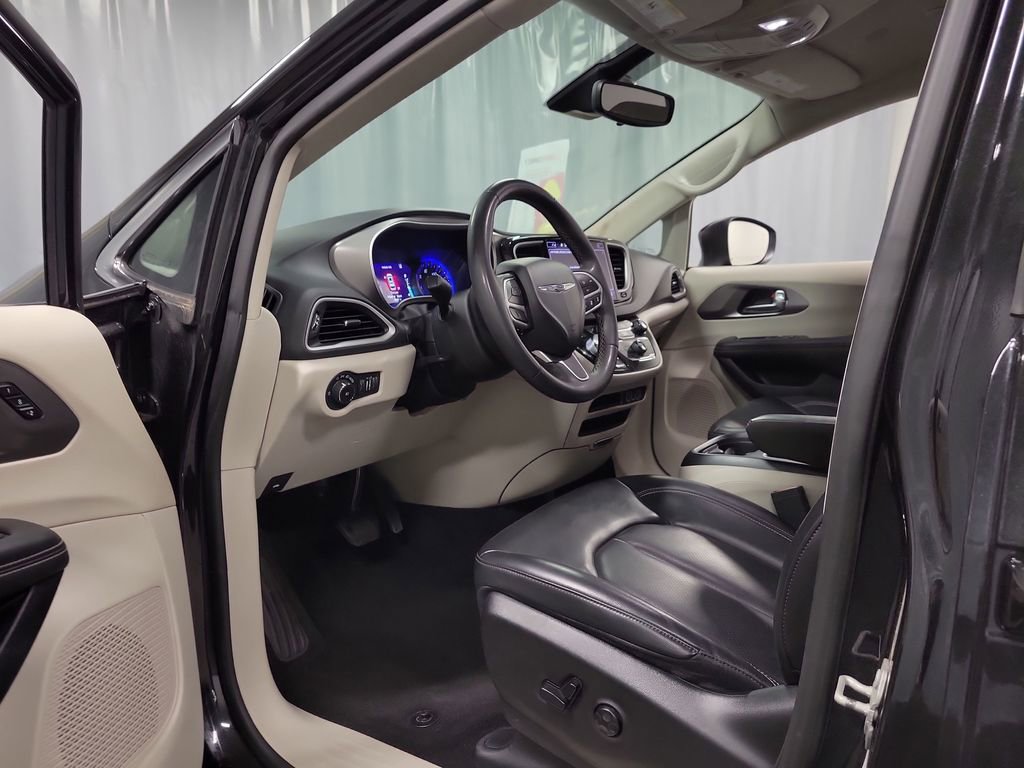 Used 2023 Chrysler Pacifica Touring-L FWD image 12