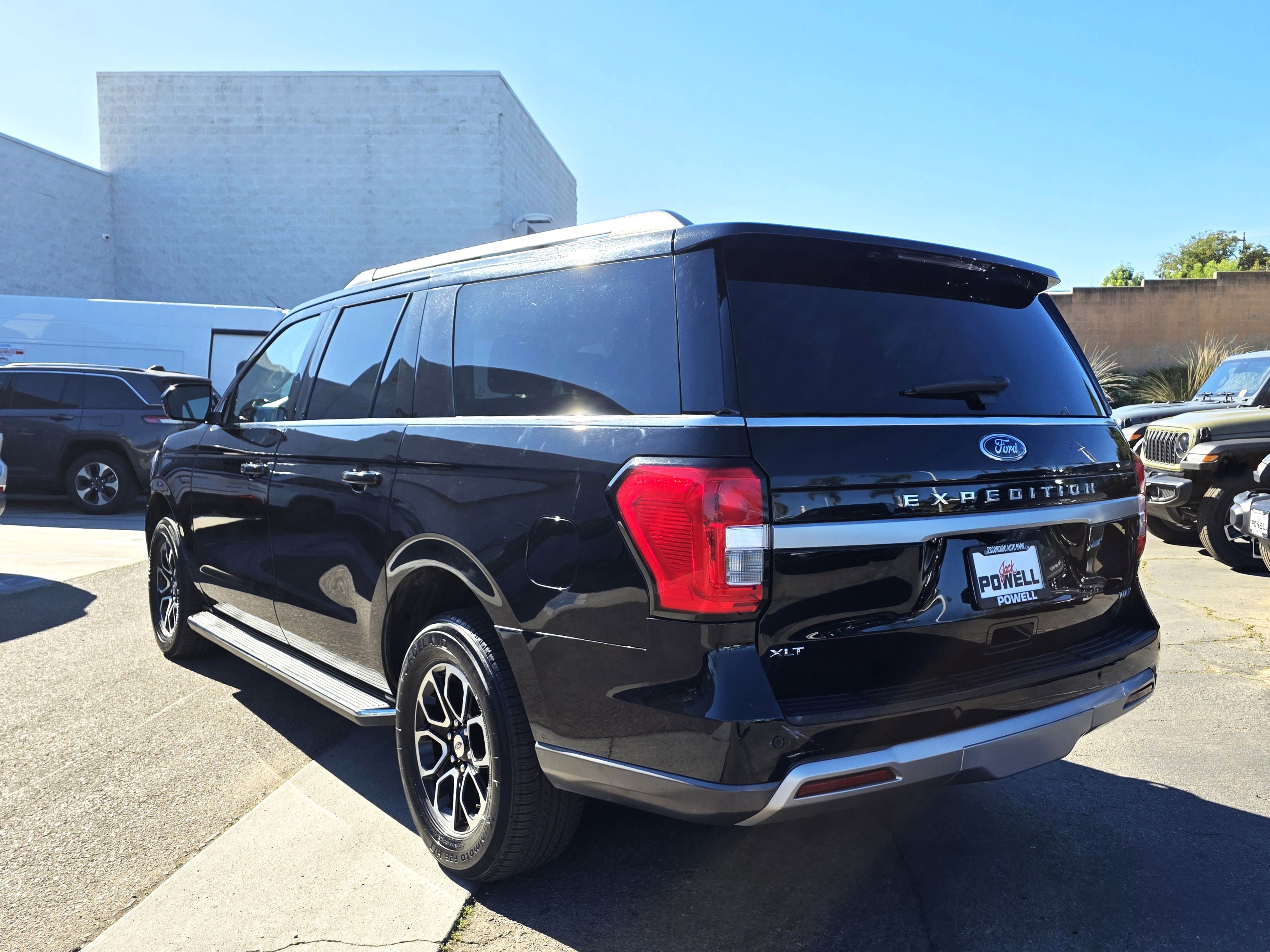 Used 2023 Ford Expedition Max XLT image 3