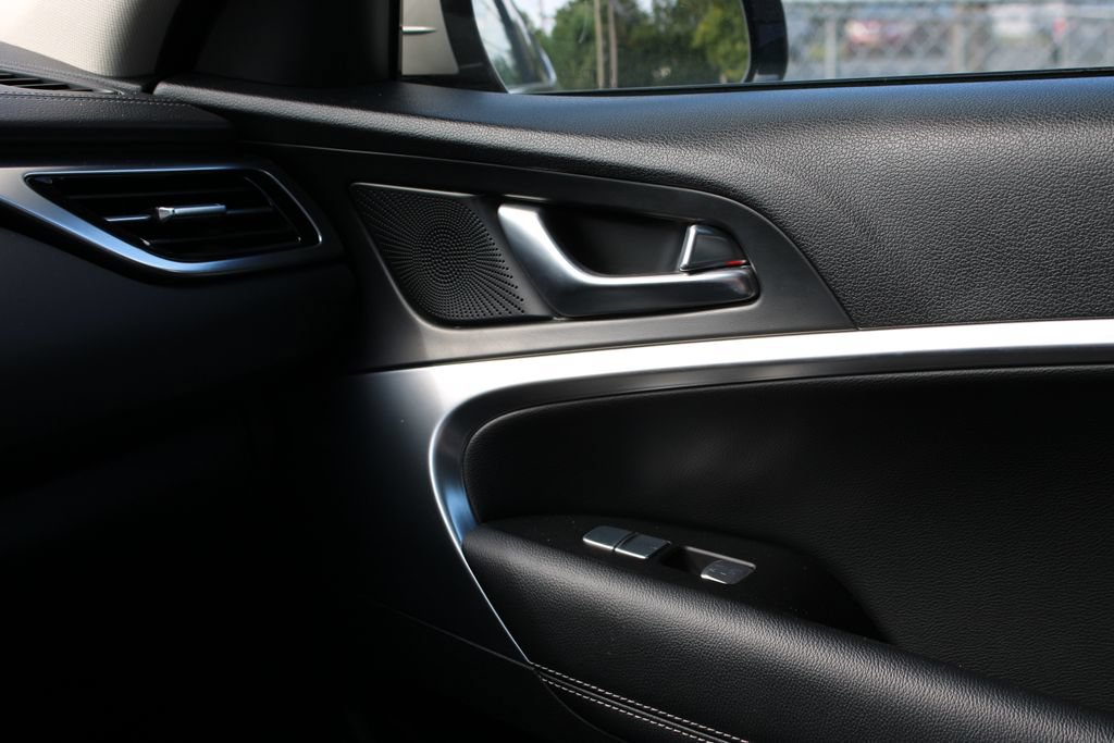 Used 2025 Genesis G70 2.5T image 19