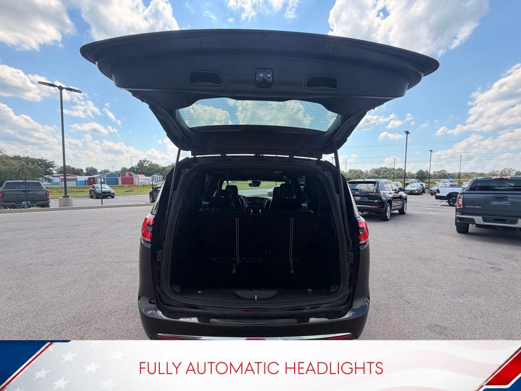 Used 2025 Chrysler Pacifica Select FWD image 9
