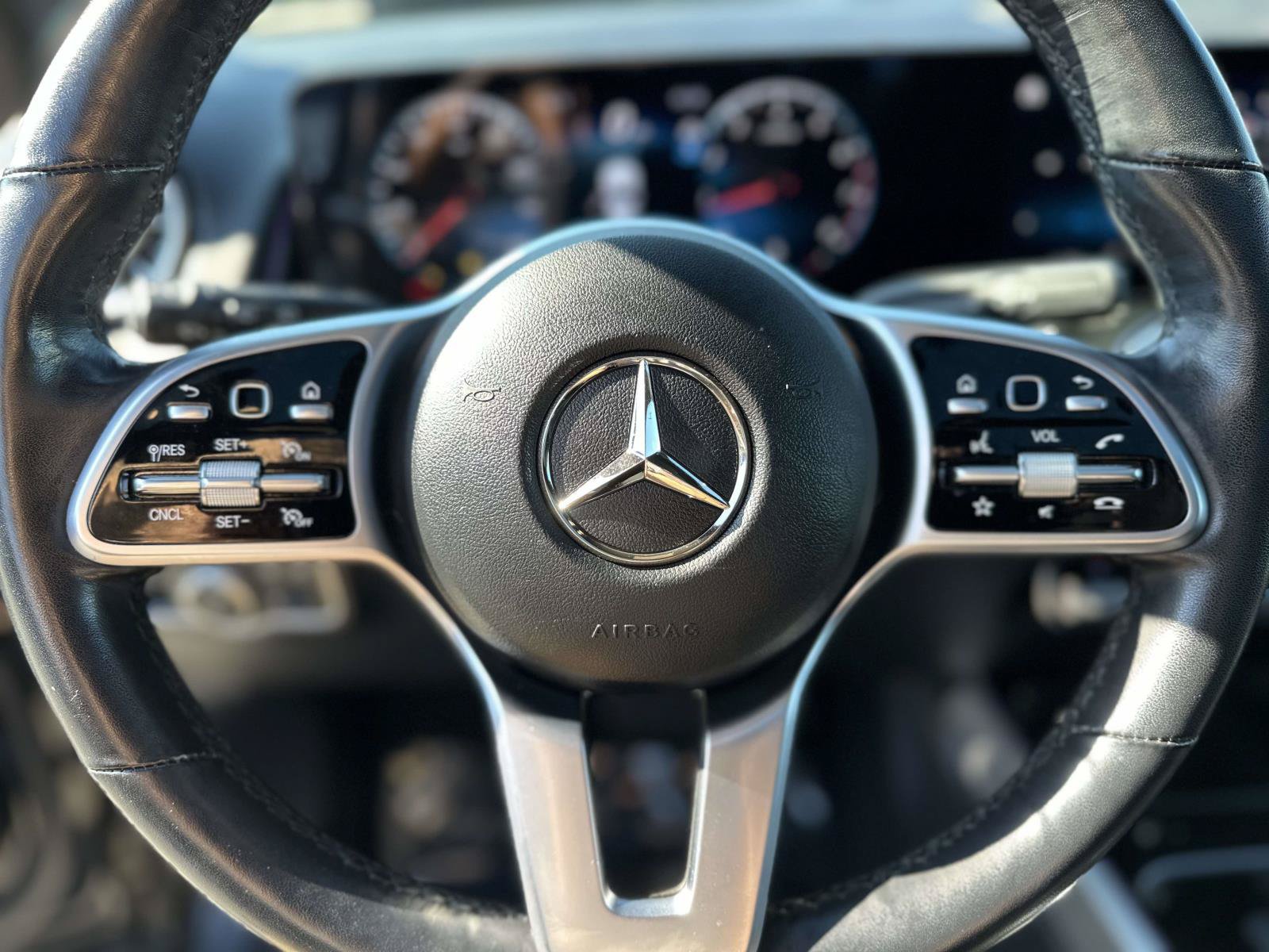 Used 2023 Mercedes-Benz GLB 250 4MATIC w/ Premium Package image 15