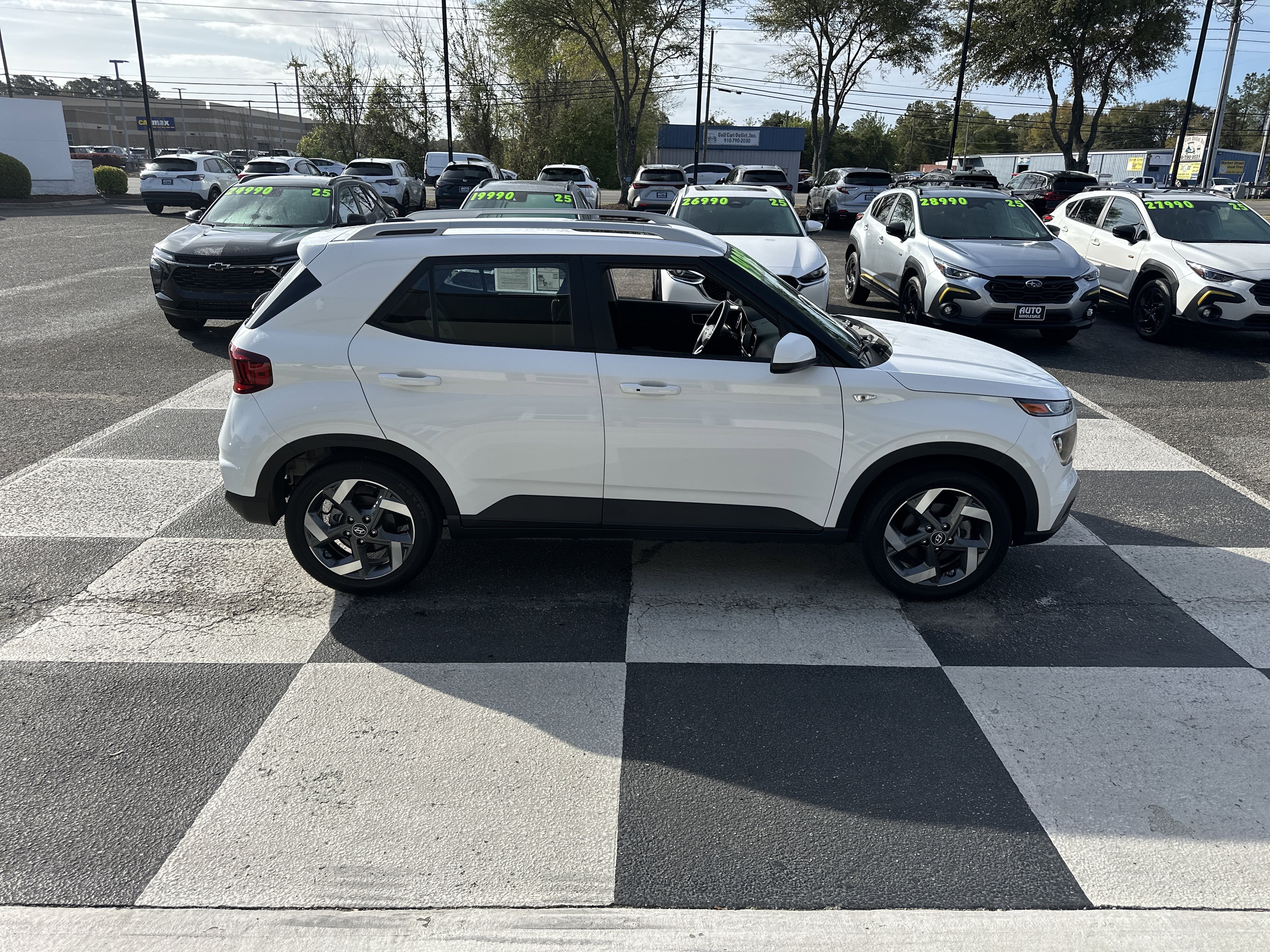 Used 2024 Hyundai Venue SEL image 3